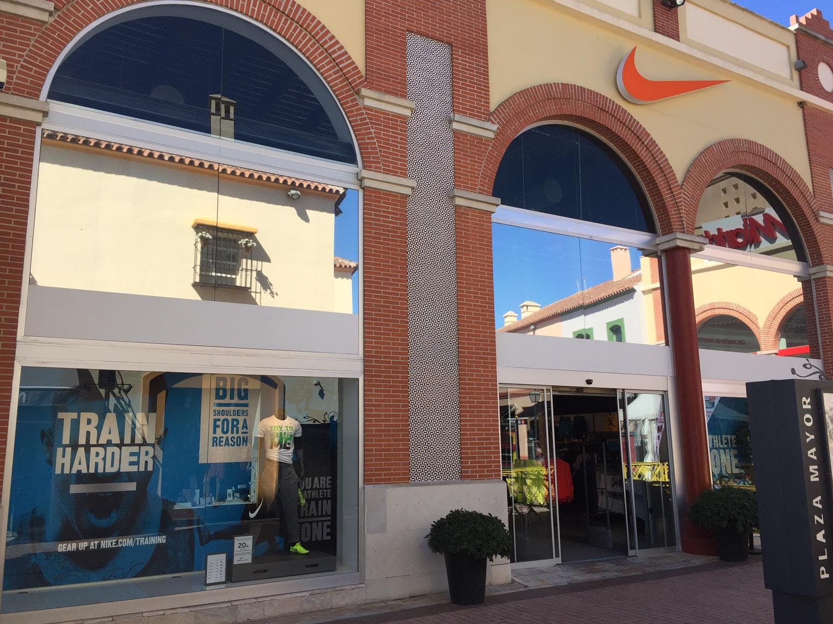 plaza mayor nike outlet