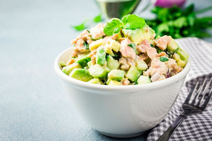 Ensalada de aguacate con atún