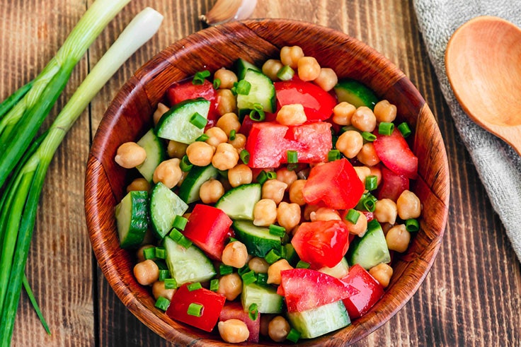 Ensalada de garbanzos para comer en verano