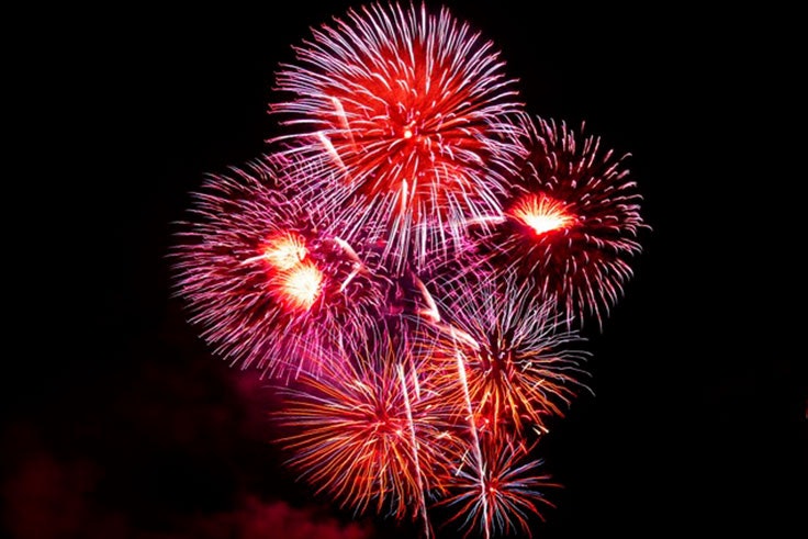 Los-mejores-planes-para-celebrar-la-Noche-de-San-Juan-en-Málaga-fuegos-artificiales