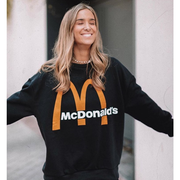 maria-pombo-sudadera-mcdonalds-negra