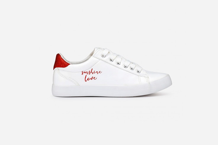 zapatilla-blanca-detalle-rojo-marypaz