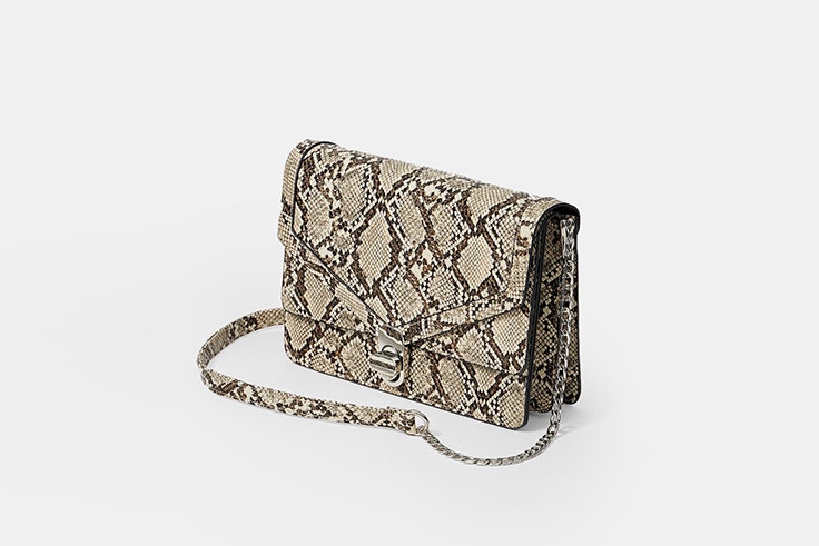 Bolso estampado de serpiente de Stradivarius
