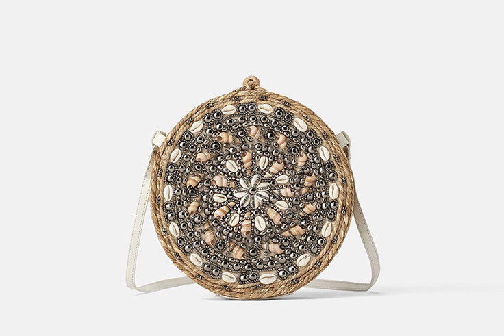 Bolso redondo con caracolas de Zara