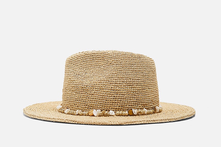 sombrero de rafia y caracolas de zara