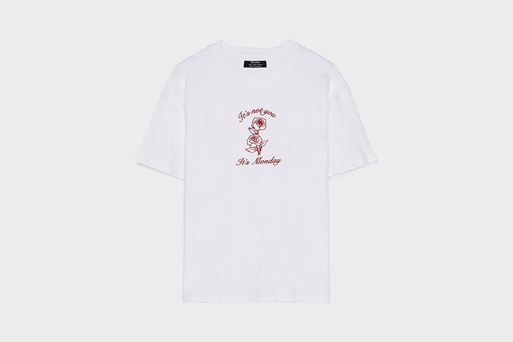 camiseta blanca bordado rojo bershka