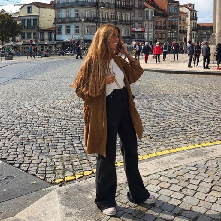 elisa serrano abrigo color marrón estilo instagram