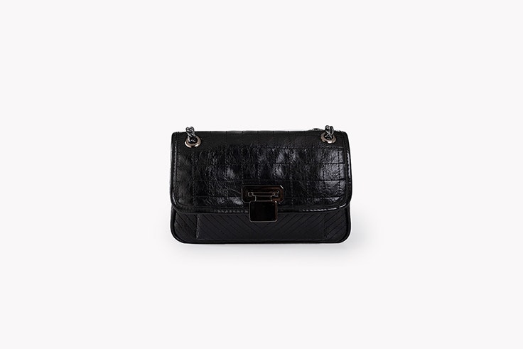 bolso bandolera negro con cadena de Paco Martínez Mary Lawless Lee