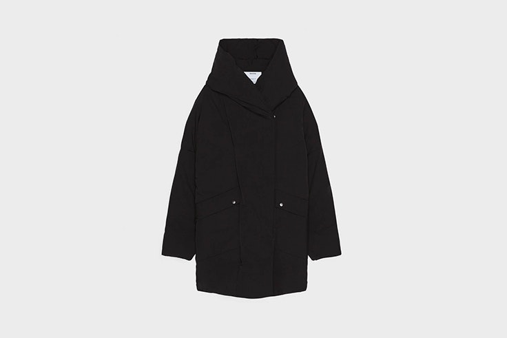 plumifero negro con capucha de Bershka abrigos de invierno