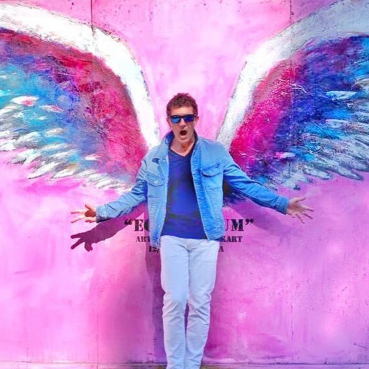 Antonio banderas estilo mural alas angel