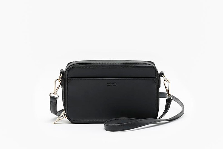 Bolso tipo bandolera en color negro de Misako