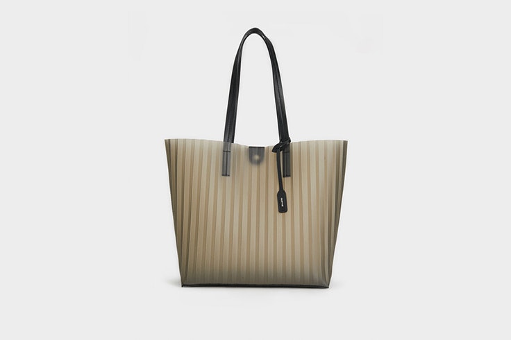bolso hopper de vinilo plisado de Parfois rebajas 2020