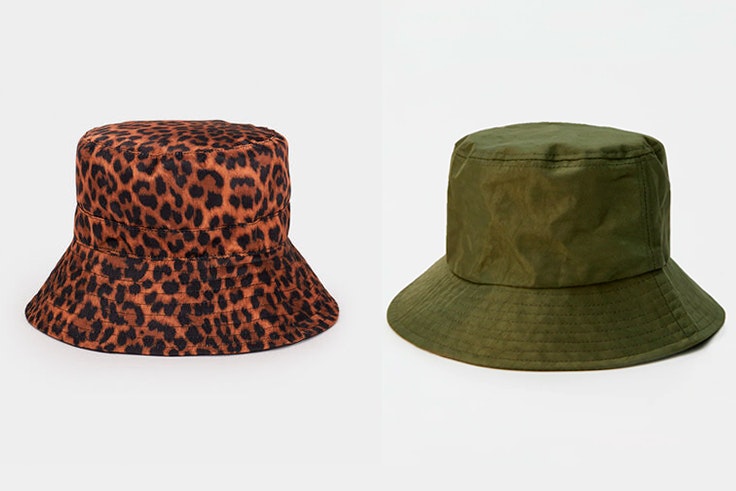 Bucket hat con estampado animal print de Parfois y Bucket hat en color verde kaki de Pull and Bear