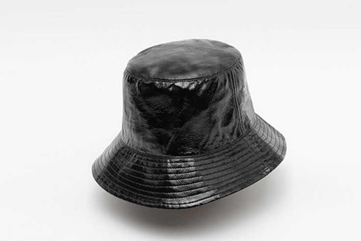 gorro bucket de charol de misako rebajas 2020