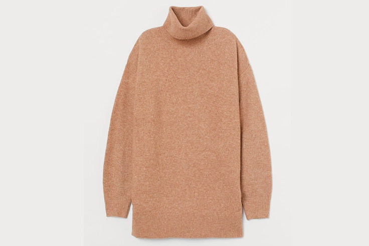 Jersey oversize de cuello alto en color marrón claro de H&M