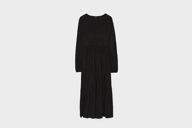 vestido negro plisado con manga abullonada de bershka total black