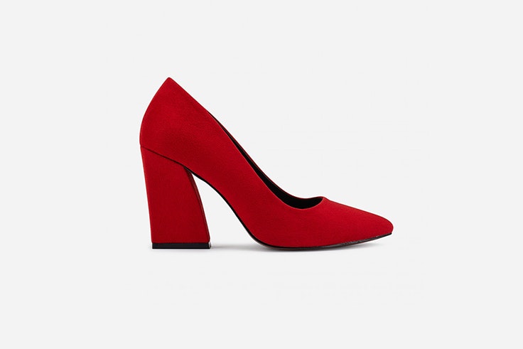 zapato de salon rojo con tacon de trapecio de marypaz Pernille Teisbaek