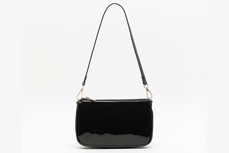 Bolso baguette negro con efecto charol de Misako