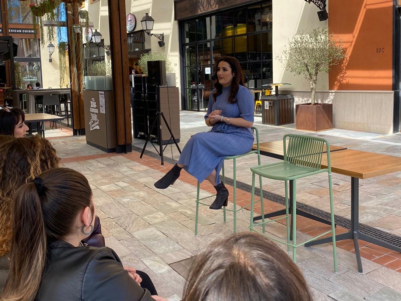 Marina Llorca en su charla en patio gourmet de Plaza Mayor