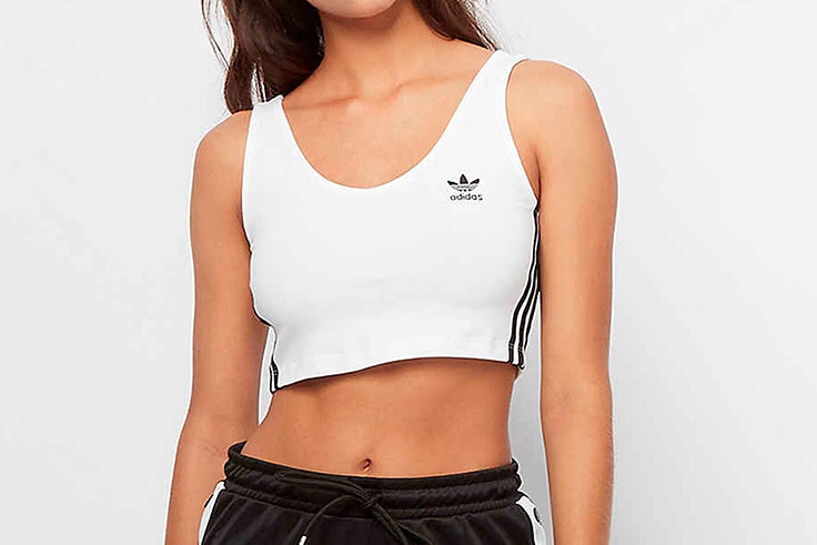 Top blanco de Adidas. Disponible en Snipes