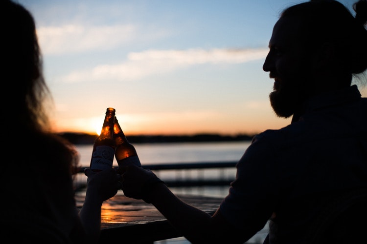 Aperitivo con amigos sin salir de casa