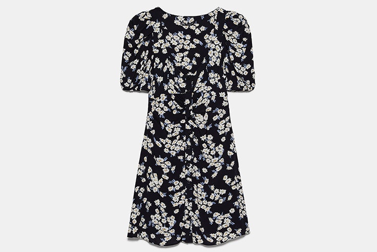 Vestido negro con estampado de margaritas de Zara