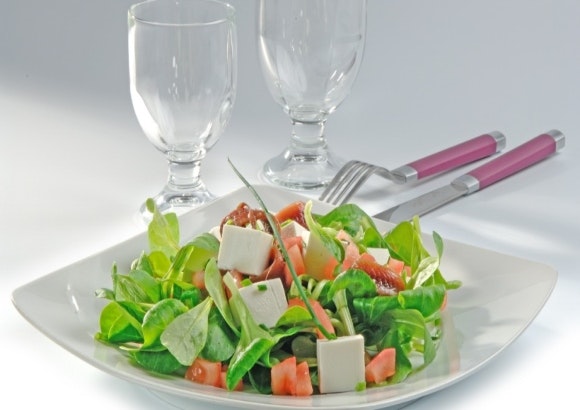 Ensaladas refrescantes para combatir el calor. Ensalada de canónigos, tomate y anchoas.