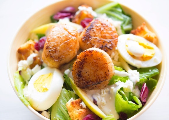 Ensaladas refrescantes para combatir el calor. Ensalada de aguacate, huevo y vieiras.