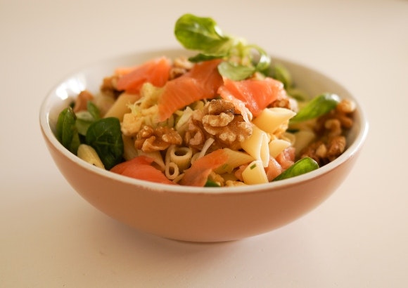 Ensaladas refrescantes para combatir el calor. Ensalada de pasta, alcachofas y tomate.