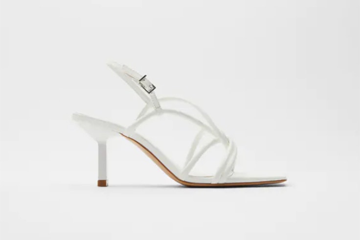 Sandalias blancas de tacón con tiras de Zara