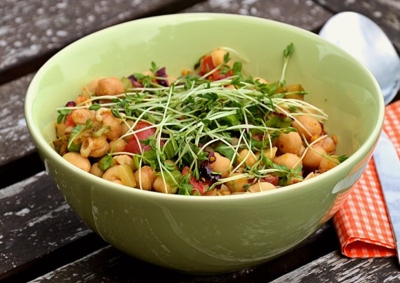 Ensaladas refrescantes para combatir el calor. Ensalada de garbanzos.