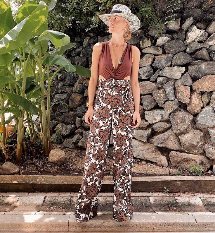 Carmen de la Puerta con pantalones anchos