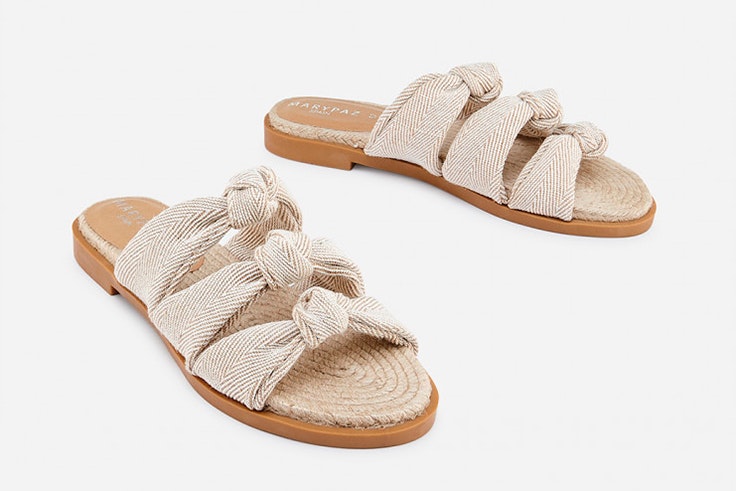 Sandalias planas en color beige con nudos de Marypaz