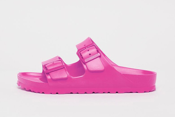 Chanclas en color fucsia de Birkenstock. Disponibles en Snipes.