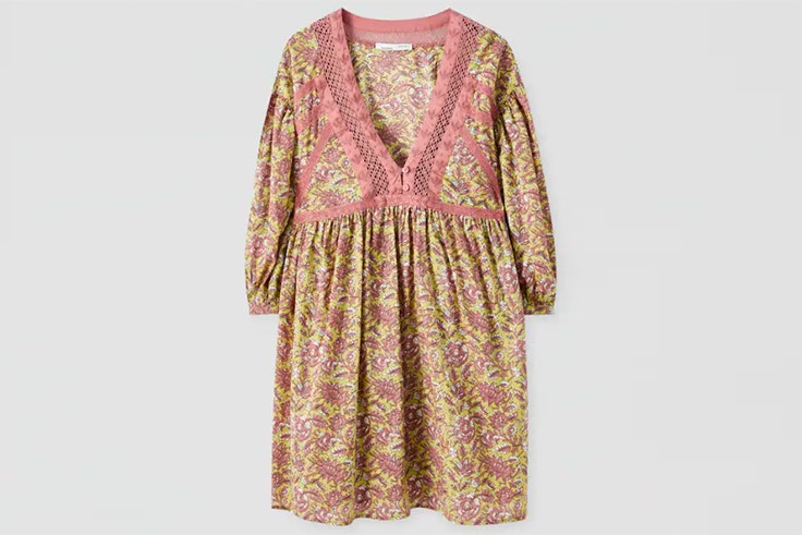 Vestido con estampado de flores y bordados de Pull and Bear