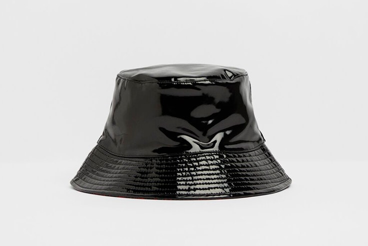 Bucket hat de vinilo negro de Bershka accesorios de otoño