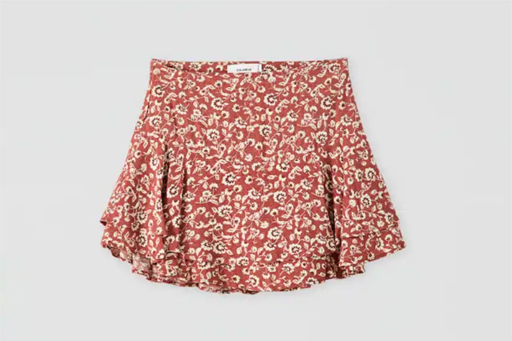 falda pantalón con estampado de flores y volantes en color granate de Pull & Bear