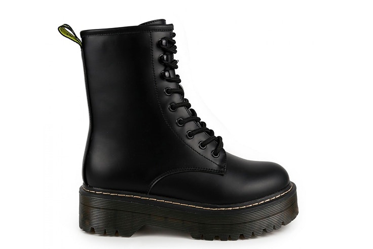 Botas negras con plataforma. Disponibles en la zapatería Chika 10