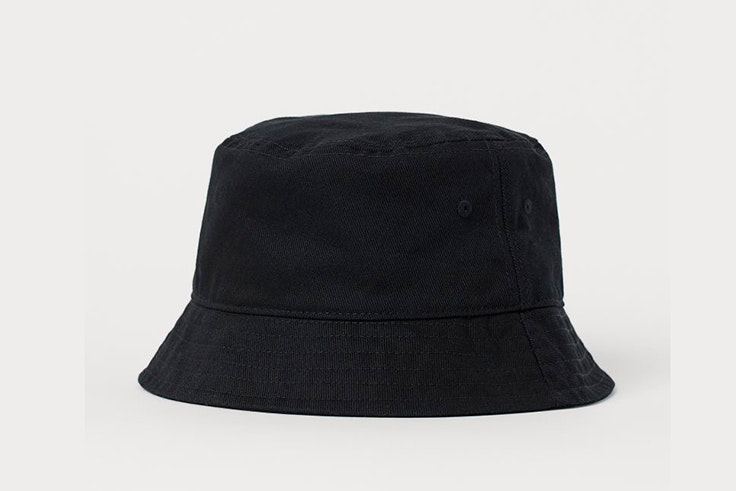 Bucket hat en color negro de H&M