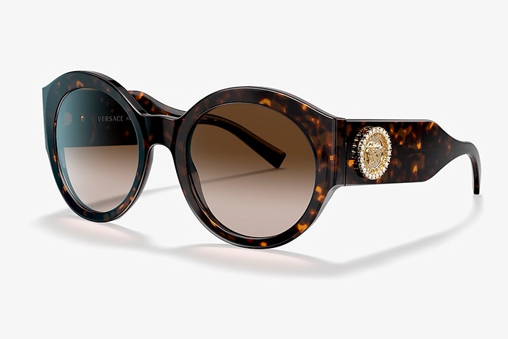 Gafas de sol de Versace. Disponibles en Sunglass Hut