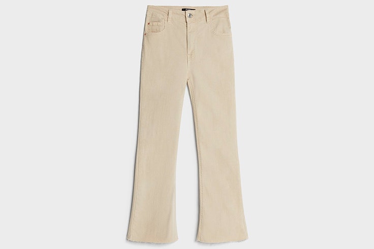 Pantalón flare en color beige de Bershka