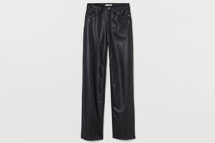 Pantalón en piel sintética de color negro de H&M