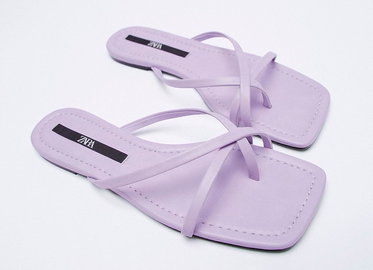 Sandalias planas con tiras en color lila de Zara nueva colección 2021