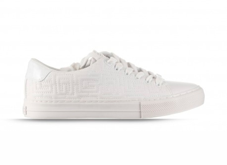 Zapatillas blancas de Guess. Disponibles en la zapatería RKS