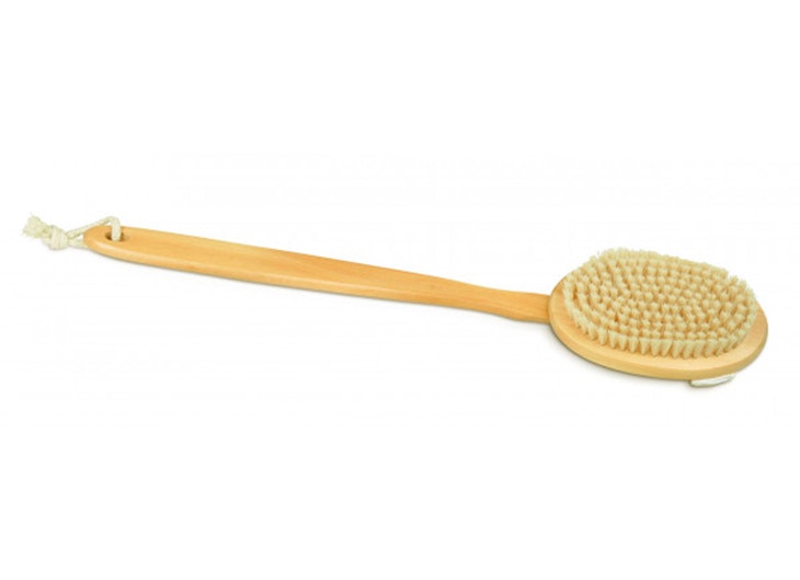 Cepillo corporal para baño de Becasan Nature. Disponible en Primor tomar el sol