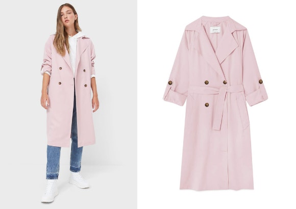 Gabardina cruzada rosa de Stradivarius.
