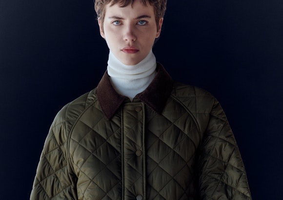 Chaqueta acolchada con cuello de pana de Massimo Dutti.