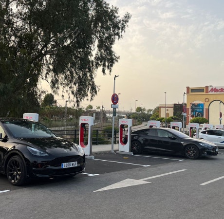 Carga tu coche en Plaza Mayor en la estación de Supercharger Tesla