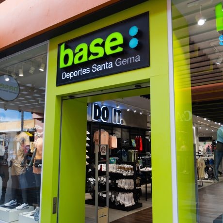 Base en Plaza Mayor: Deporte, estilo y calidad en un solo lugar