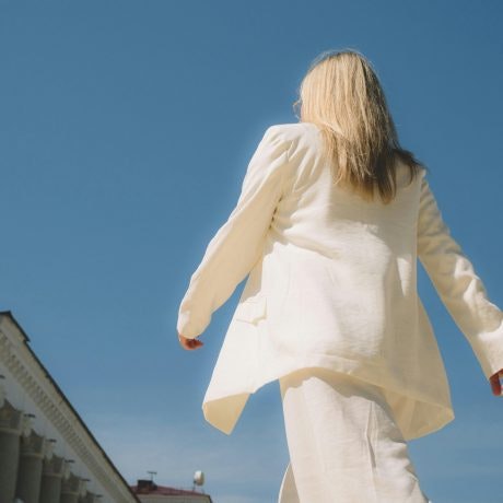 El blazer de lino: la prenda estrella que arrasa esta primavera